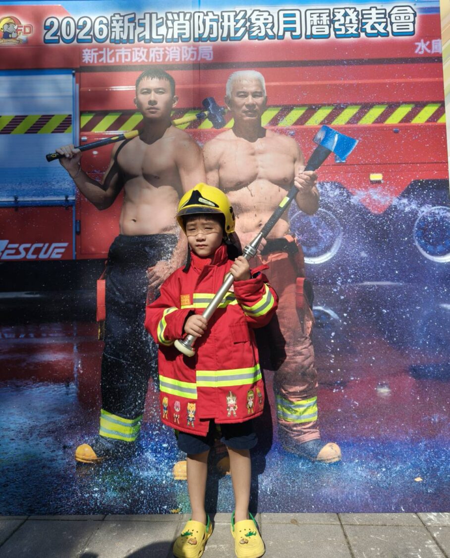 「全民守護、消防萌力」!新北消防局2026年形象月曆開賣 小小消防員萌力破表 現場開放小朋友體驗小小消防員活動,氣氛熱烈。(圖/記者 趙靜姸翻攝)