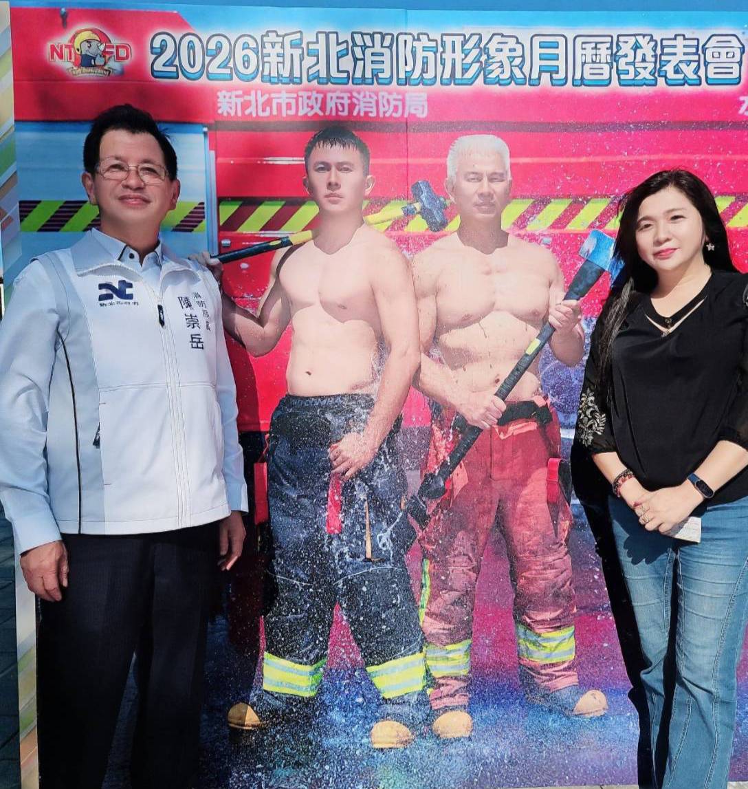 「全民守護、消防萌力」!新北消防局2026年形象月曆開賣 小小消防員萌力破表 捐贈兩部救護車的陳香桂小姐(圖右)親臨現場,共同支持公益。(圖/記者 趙靜姸翻攝)