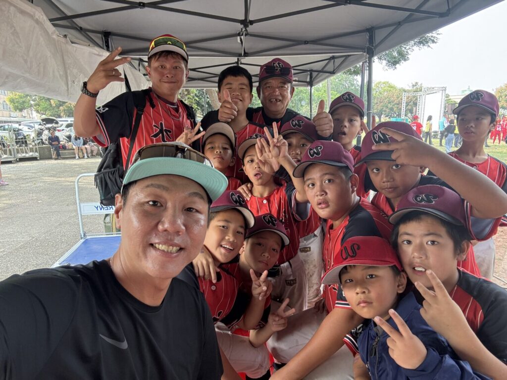 「神全」林益全賽後與小球員親切互動自拍，孩子們開心比出勝利手勢，現場洋溢溫馨與活力。（圖／記者林家嘉翻攝）