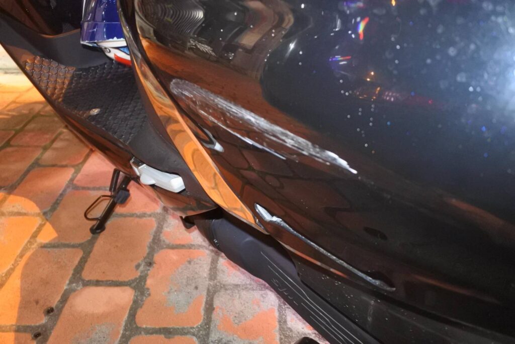 以為只是「踏板彈出」 竟釀肇逃代價慘重 警方檢視陳女機車外殼,發現上有明顯白色刮痕,成為肇事關鍵證據。(圖/記者林家嘉翻攝)