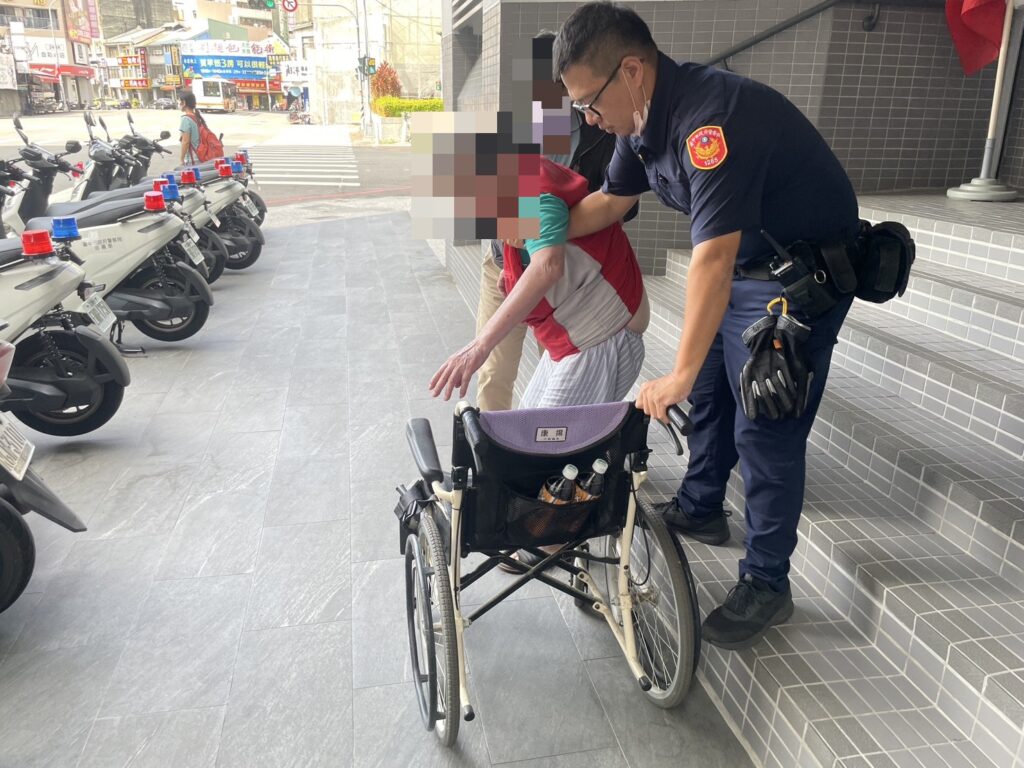 「獨坐輪椅尋妻」迷路 民權暖警助返家團圓 台中市警一分局員警細心協助迷途老翁下車返所休息,展現溫暖助人精神。(圖/記者林家嘉翻攝)