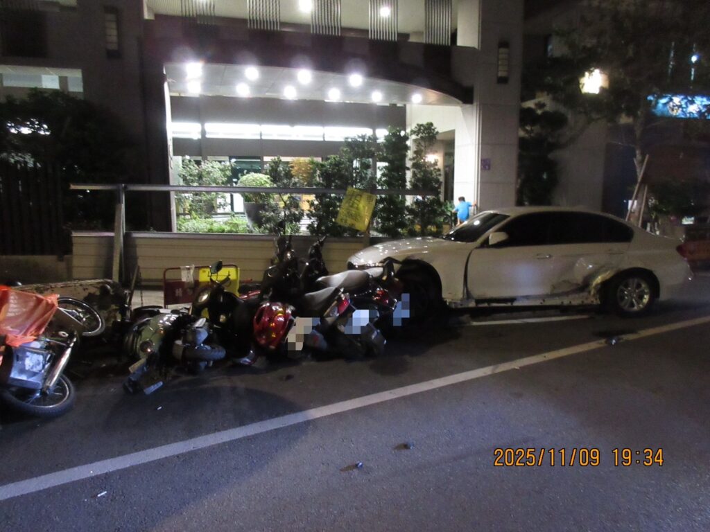 疑「精神不濟」自小客連撞多車 大里警方籲駕駛保持良好精神上路