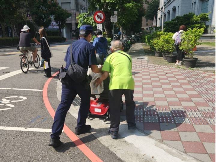 電動輪椅突沒電!捷警即刻伸援 助失智父親「平安回家」 捷運警察合力推著電動輪椅,護送失智長者返家途中,沿途不忘關心安全,溫情畫面令人動容。(圖/記者林家嘉翻攝)