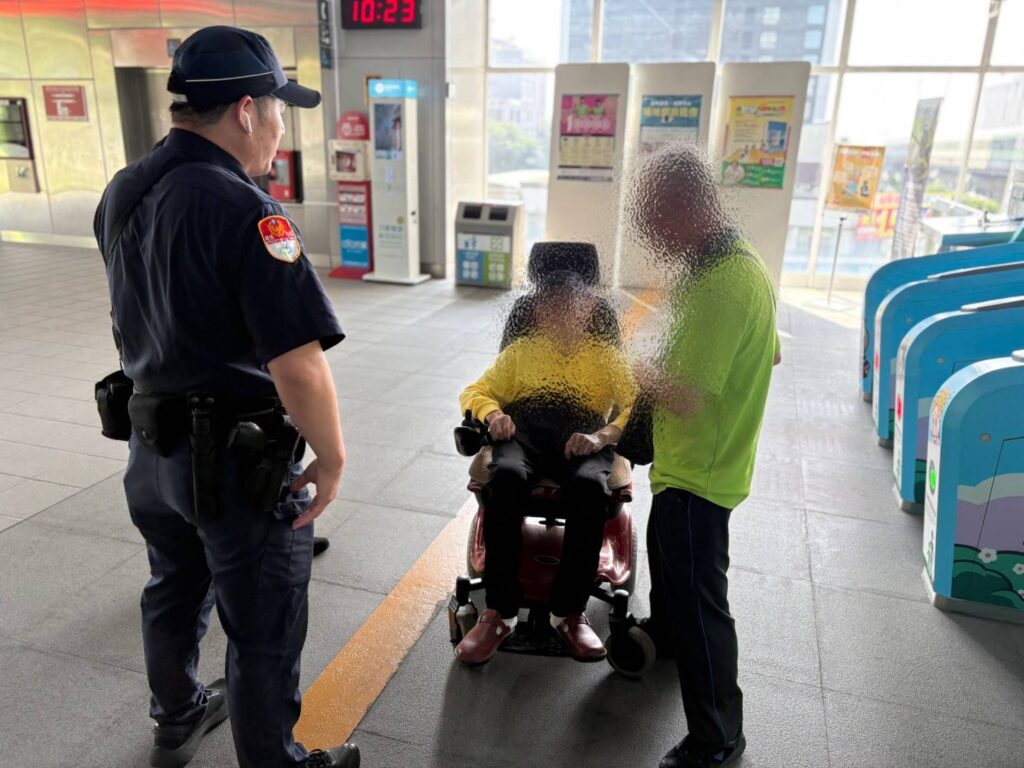 電動輪椅突沒電!捷警即刻伸援 助失智父親「平安回家」 捷警在豐樂公園站內耐心安撫失智老翁情緒,並與家屬溝通說明,展現同理與專業。(圖/記者林家嘉翻攝)