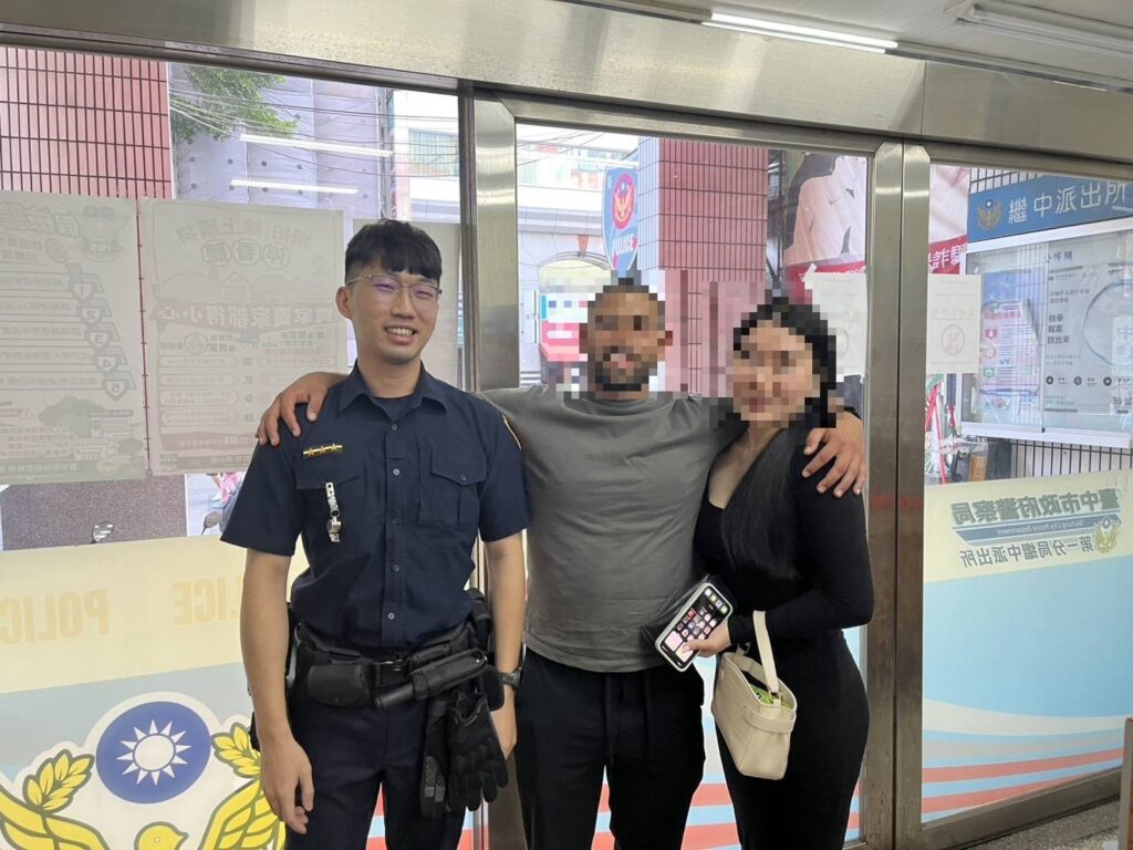 外國旅客大讚「台灣好暖」！ 暖警助尋回遺失錢包化解旅程危機