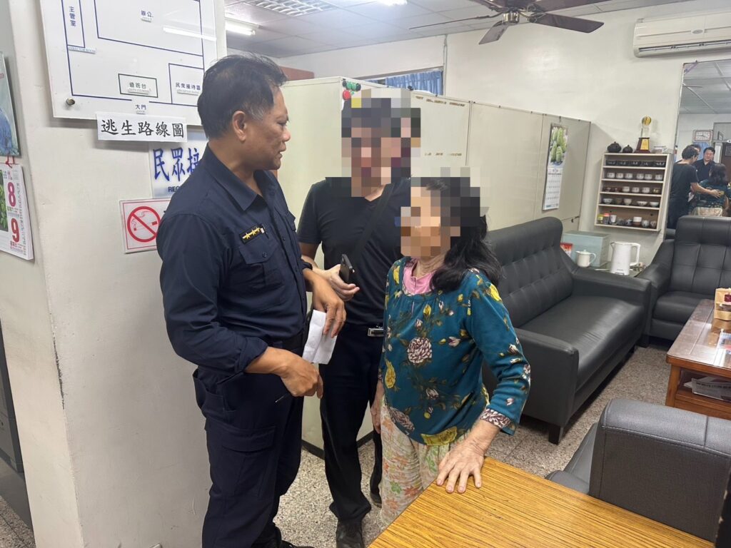 「記憶退化長者」忘記回家的路 警暖心協助平安返家 石岡分駐所員警在派出所內安撫並協助確認記憶退化長者身分,並通知家屬到場帶回。(圖/記者林家嘉翻攝)