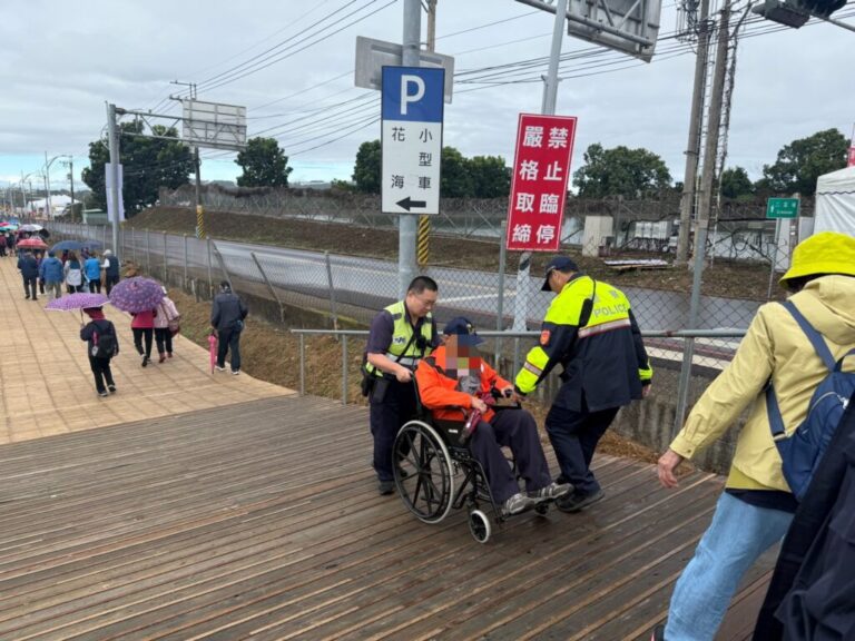 新社花海現「溫馨一幕」　東勢警協助行動不便長者賞花深獲肯定