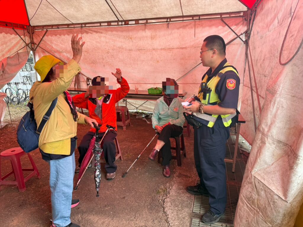 新社花海現「溫馨一幕」 東勢警協助行動不便長者賞花深獲肯定 東勢分局員警在新社花海服務站耐心關懷行動不便長者,協助家屬確認需求,展現警察為民的貼心服務精神。(圖/記者林家嘉翻攝)