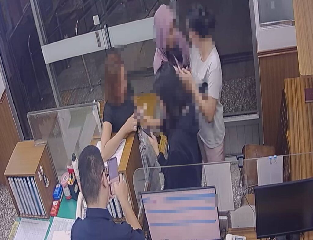 外籍移工夜市遺失手機慌張求助 「潭北警迅速協尋」暖心找回 月姓外籍移工至潭北派出所求助,員警透過翻譯APP協助確認遺失細節並積極協尋,最終順利找回手機。(圖/記者林家嘉翻攝)