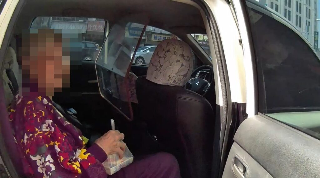 8旬婦人「迷路又跌倒」 暖警安撫情緒護送返家 員警將年邁婦人先帶回派出所休息,並耐心安撫其緊張情緒,協助確認身分資訊。(圖/記者林家嘉翻攝)