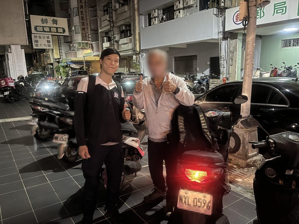 以為機車被偷!鷹眼警「下班不打烊」即刻找回機車 文正派出所簡員(左)協助76歲莊姓老翁尋回愛車,老翁感動比讚致謝。(圖/記者林家嘉翻攝)