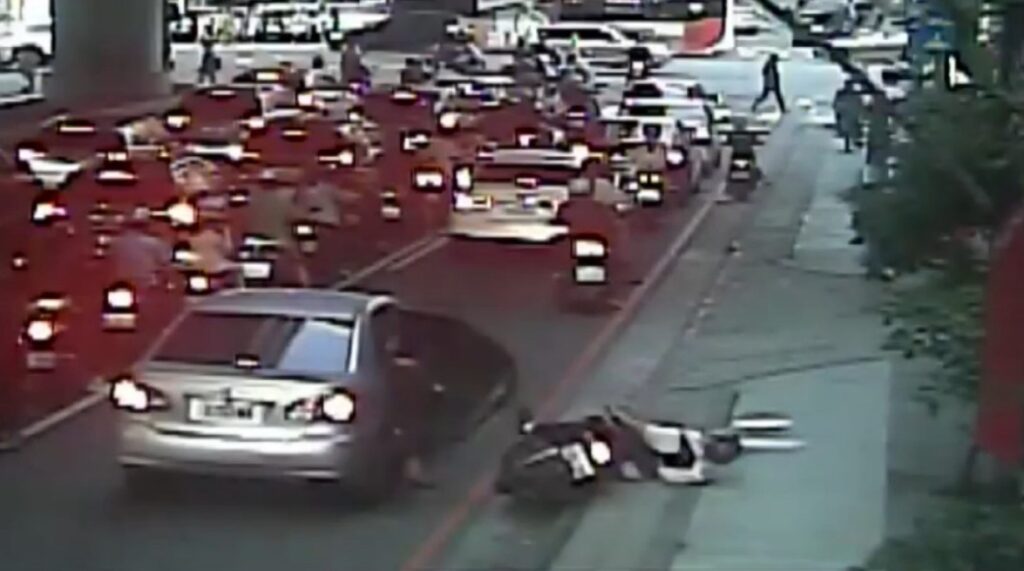 未看後方開車門!「開門驚嚇」釀機車倒地 警提醒荷蘭式開門法 後方機車遭突開車門影響重心失控,人車倒地,所幸騎士僅受輕傷。(圖/記者林家嘉翻攝)