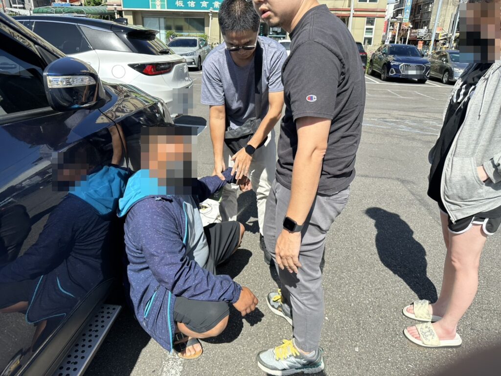 專案小組於拘搜行動中將涉案成員當場查緝到案，避免詐欺鏈持續運作，展現警方強力打詐的決心。（圖／記者林家嘉翻攝）