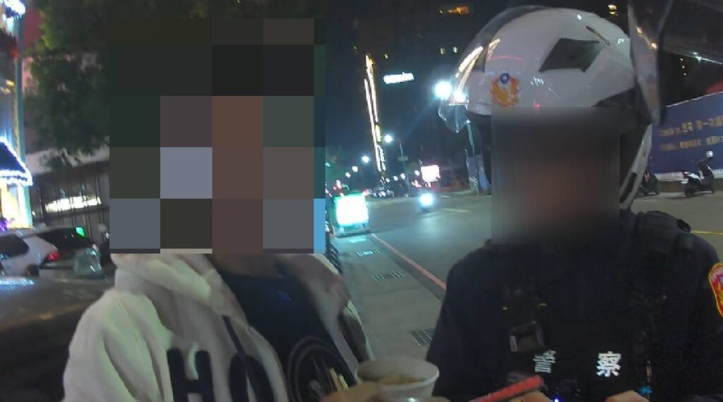 中市警「毒駕零容忍」!毒品唾液快篩首日上路即查獲陽性反應 警方深夜執行攔檢勤務,對駕駛實施毒品唾液快篩,強化毒駕取締作業。(圖/記者林家嘉翻攝)