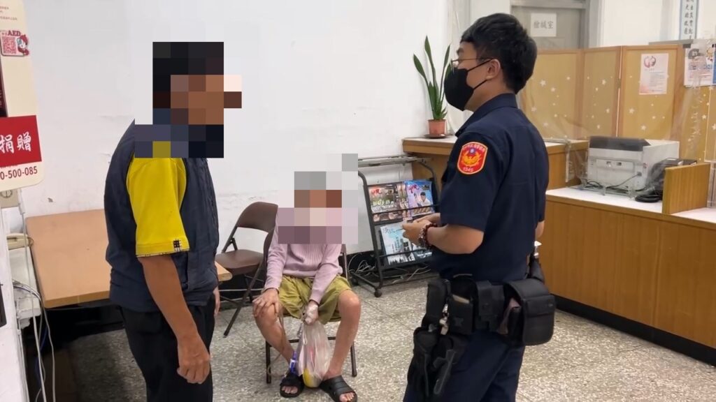 員警耐心以臺語與老婦溝通，從片段線索成功聯繫到家屬。（圖／記者林家嘉翻攝）
