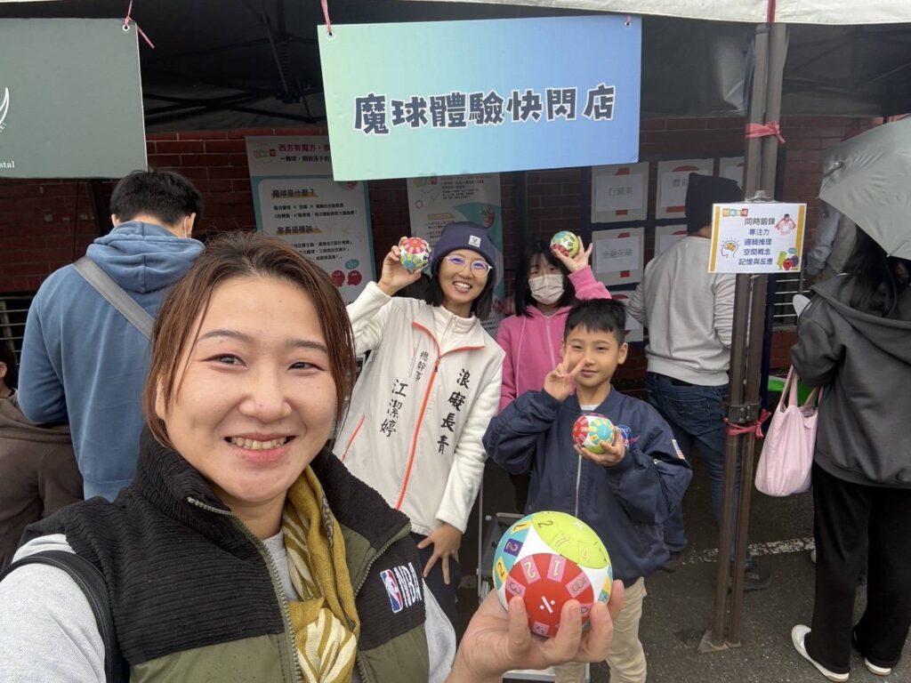 專業師資帶領兒童進行魔球教學互動，吸引眾多家庭駐足體驗，反應熱烈。（圖／記者林家嘉翻攝）