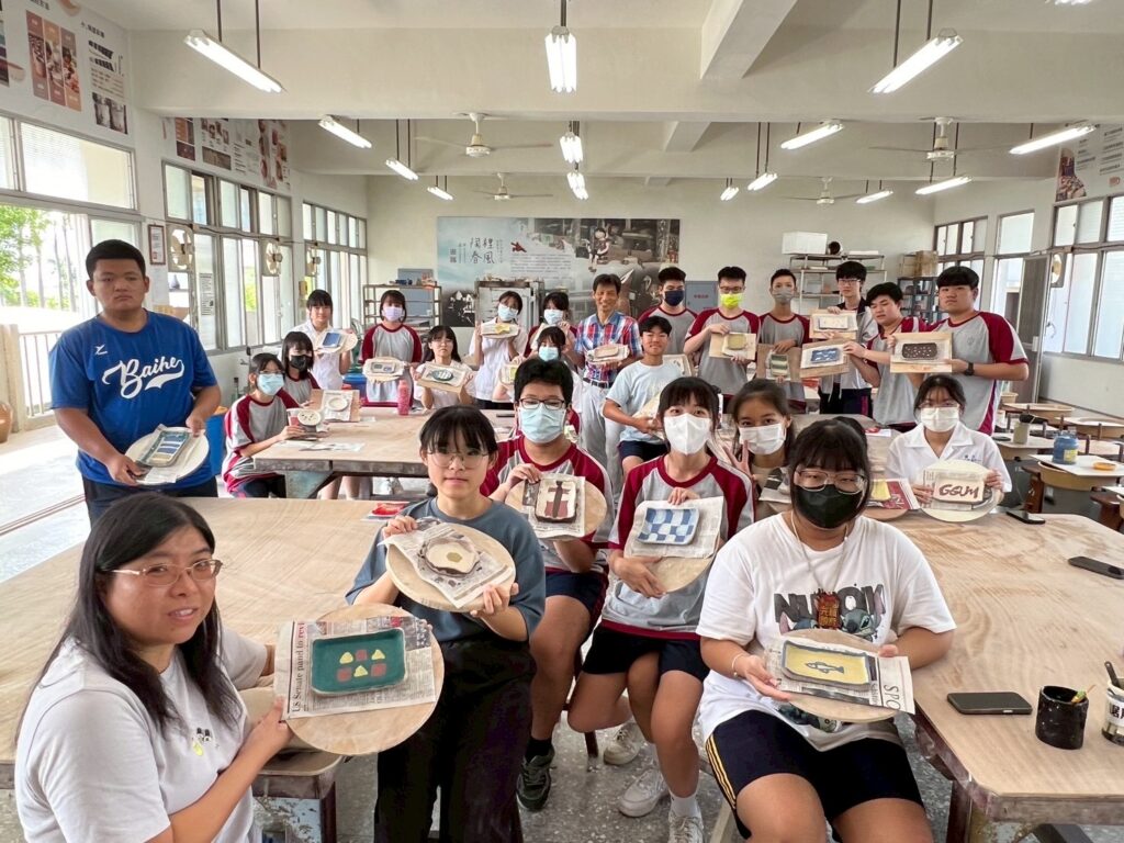 南臺灣藝術盛事「後壁高中藝術季」12/7盛大登場 後壁高中學生展示陶藝與文創成果,提前為藝術季暖場,展現旺盛創作能量。(圖/記者林家嘉翻攝)