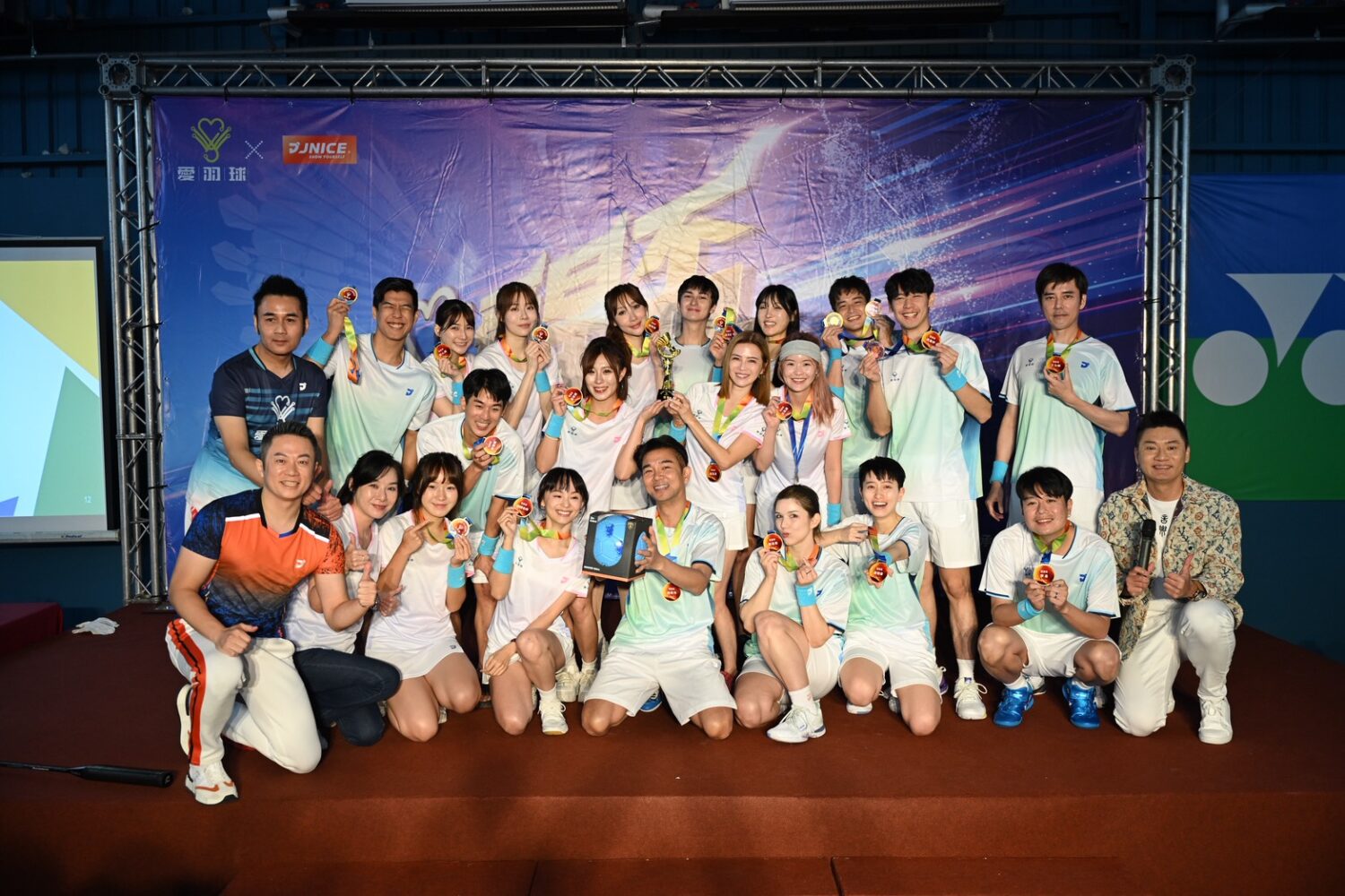 「愛星盃」最高規格羽球賽眾星閃耀圓滿落幕!「愛羽球」贊助全捐公益超暖心 「愛星盃」藍隊奪冠,隊長謝承均(前排中)帶領眾藝人團員歡樂合影。(圖/愛羽球提供)