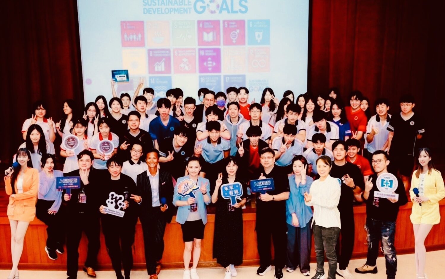 名導演朱延平、亞威AI學院院長陳志寬、執行長張楷文「亞威AI國家隊」創新賦能產業 亞威AI國家隊老師們與帶領康橋國際學校學生領袖們完成AI素養SDGS營隊。(圖/亞威AI商務應用教育學院 提供)