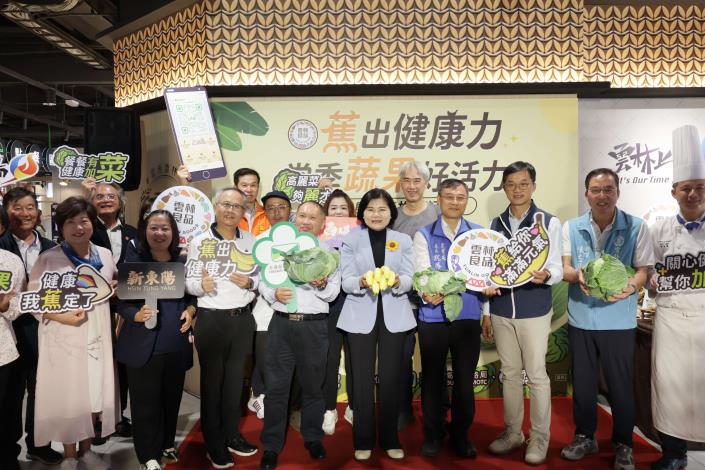 雲林香蕉、高麗菜正對時 張麗善縣長邀民眾國道品嚐產地直送鮮味 雲林香蕉、高麗菜正對時,縣長張麗善等人共同邀民眾國道品嚐產地直送鮮味