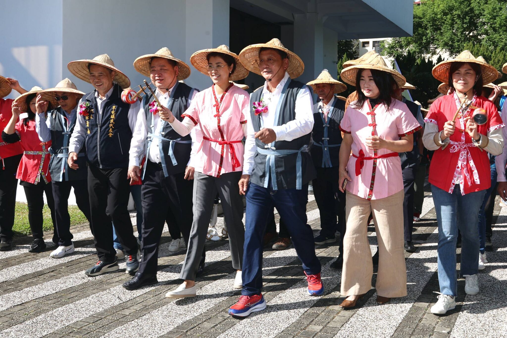 「馬稻成功」草屯稻草工藝文化節熱鬧開幕 巨無霸「扁擔王」挑戰金氏世界紀錄 「馬稻成功」草屯稻草工藝文化節熱鬧開幕 巨無霸「扁擔王」挑戰金氏世界紀錄