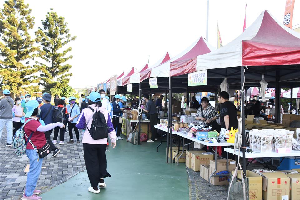 3,800人熱情參與 彰化勞資童樂會健行活動盛大登場 3,800人熱情參與 彰化勞資童樂會健行活動盛大登場