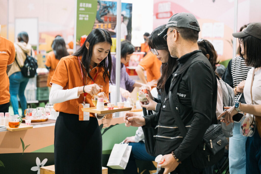 消費者試飲花蓮蜜香紅茶，讚不絕口。（圖／主辦單位 提供)
