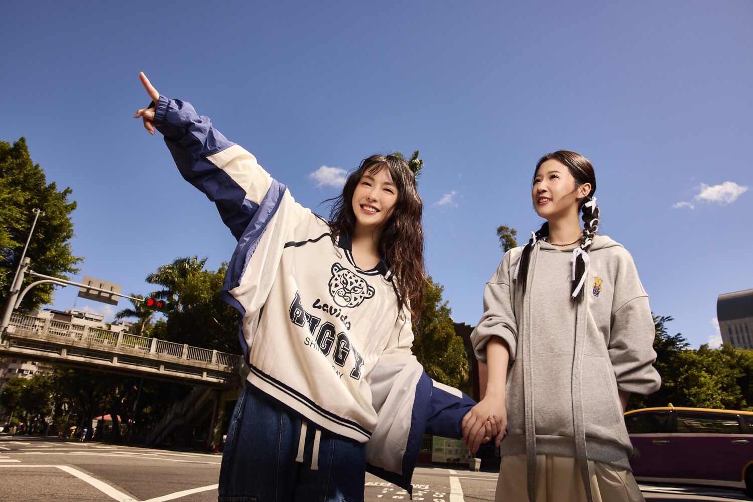 大元 × 方志友:當友情與家庭成為彼此的溫度! 身為 LAVIDO 第一屆親子裝代言人,方志友(右)見證了品牌一路走來的成長與蛻變,並與大元(左)傳承這份愛與牽掛。(圖/LAVIDO提供)