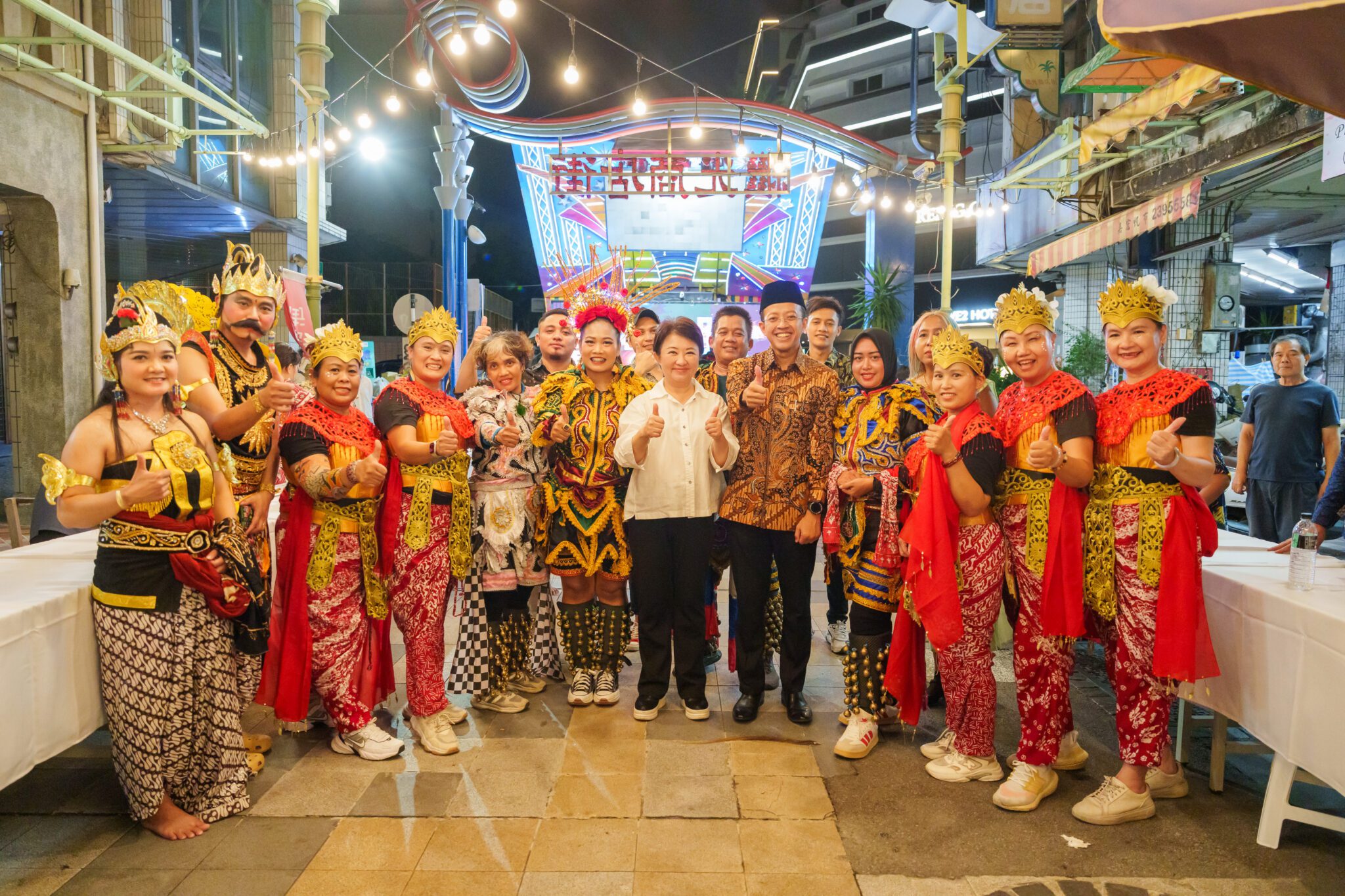 台中街頭變身「一日峇厘島」! 購物節迎印尼駐台艾吏福代表感受家鄉氛圍 盧市長:台中是印尼朋友的另一個家 台中街頭變身「一日峇厘島」! 購物節迎印尼駐台艾吏福代表感受家鄉氛圍 盧市長:台中是印尼朋友的另一個家