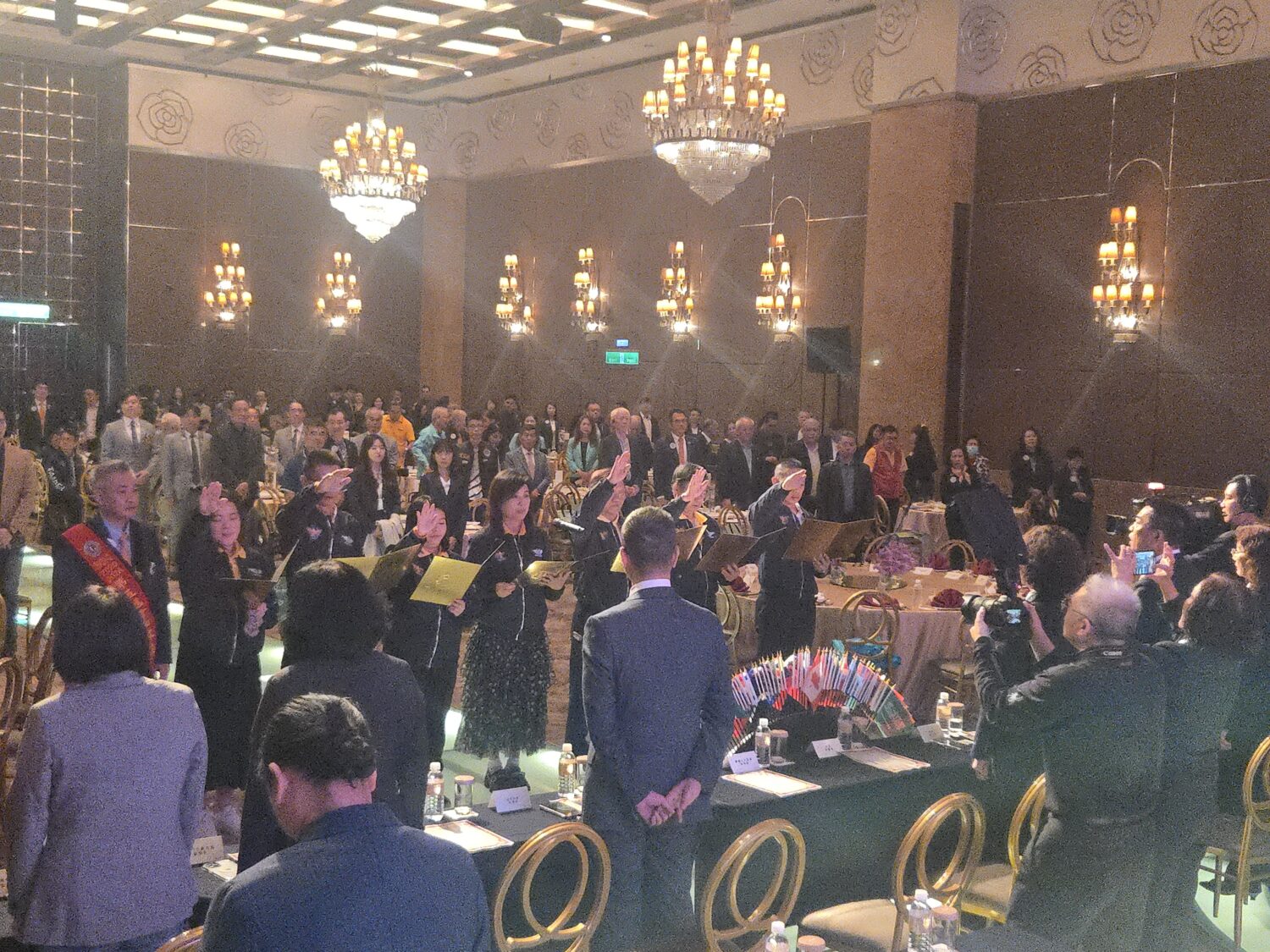 「波麗士獅子會」授證四週年慶典隆重登場 陳嘉偉領軍續寫公益傳愛新篇章 新進獅友宣誓入會,場面隆重熱烈。(圖/記者 趙靜姸攝)