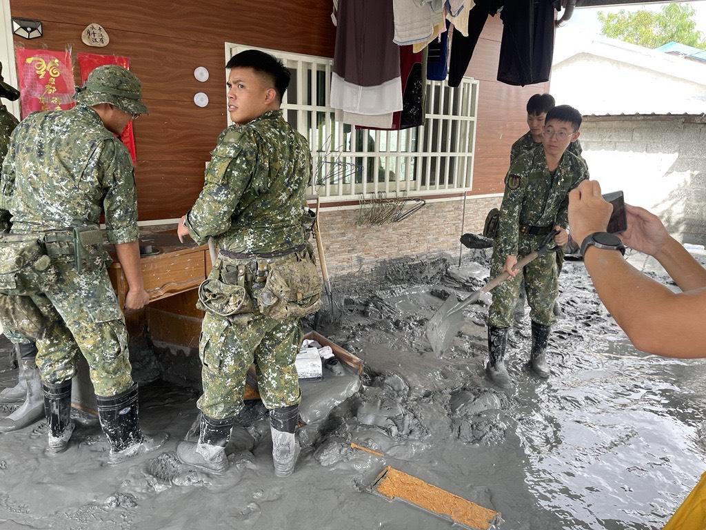 堰塞湖溢流泥流襲村致損害　季連成花蓮勘災慰問受災居民