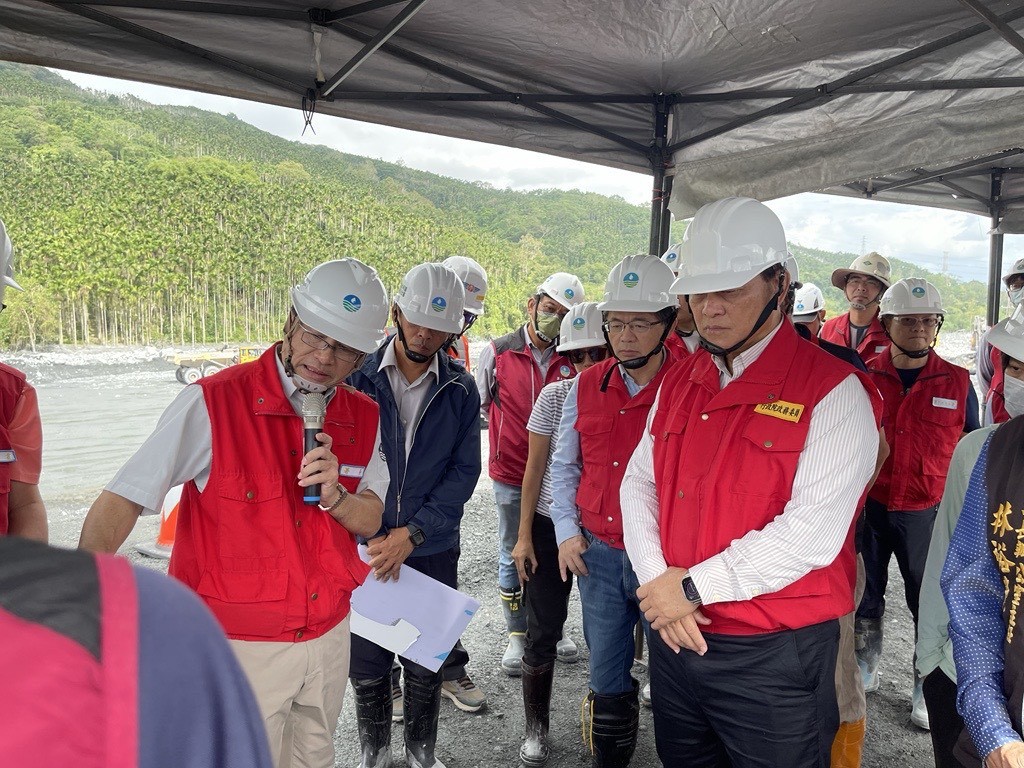 堰塞湖溢流泥流襲村致損害　季連成花蓮勘災慰問受災居民