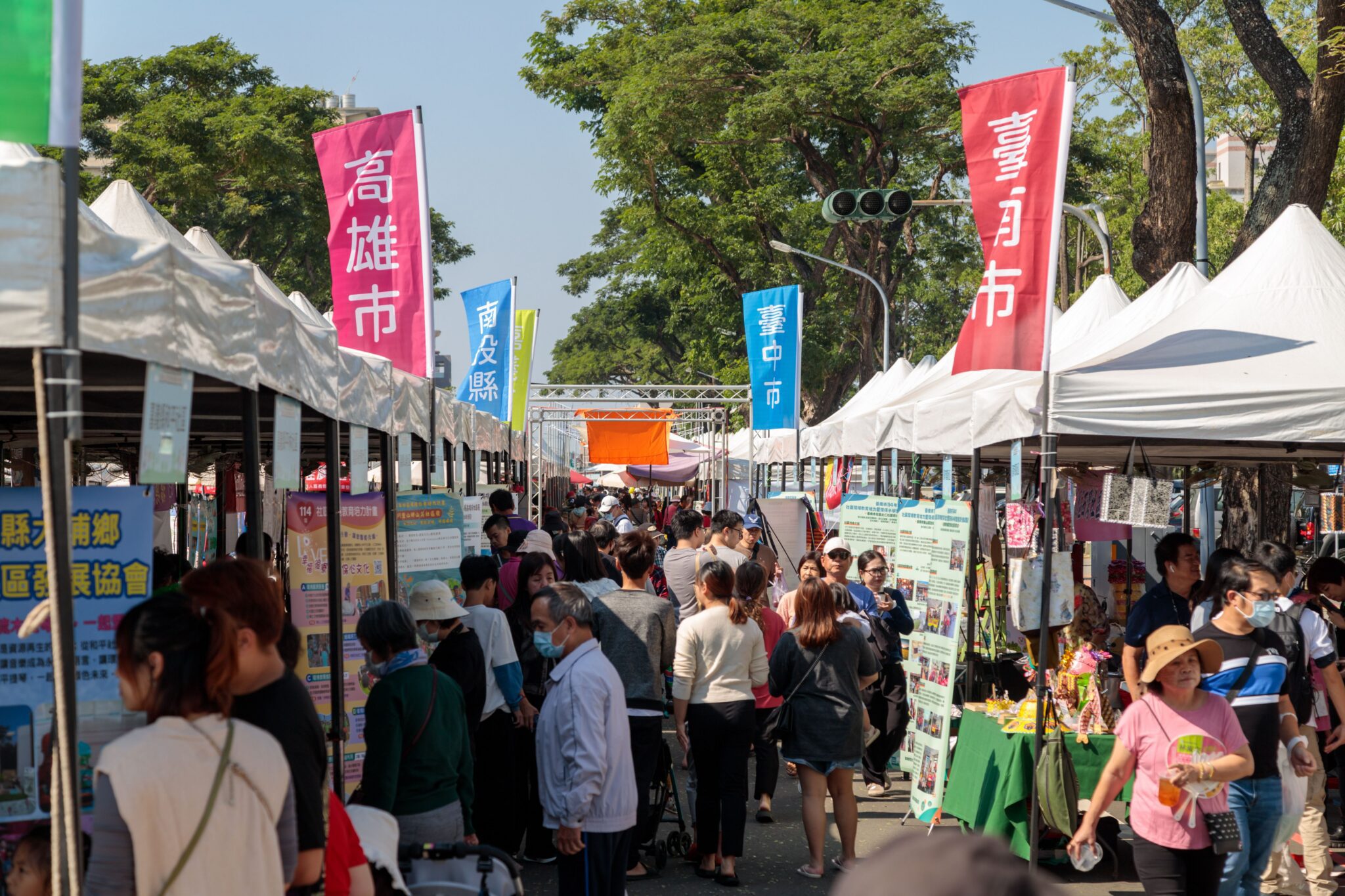 全國南區環境教育成果展　翁章梁拍賣再生家具萬元得標