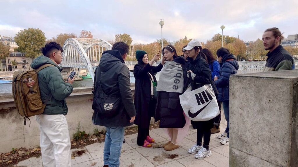 巴黎街頭偶遇鄭芯恩!網友驚呼:「超美」竟是她為思薇爾拍大片 巴黎街頭偶遇鄭芯恩!網友驚呼:「超美」竟是她為思薇爾拍大片