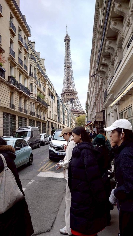 巴黎街頭偶遇鄭芯恩!網友驚呼:「超美」竟是她為思薇爾拍大片 巴黎街頭偶遇鄭芯恩!網友驚呼:「超美」竟是她為思薇爾拍大片