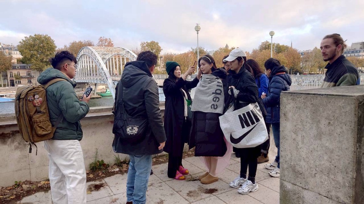 巴黎街頭偶遇鄭芯恩!網友驚呼:「超美」竟是她為思薇爾拍大片 巴黎街頭偶遇鄭芯恩!網友驚呼:「超美」竟是她為思薇爾拍大片