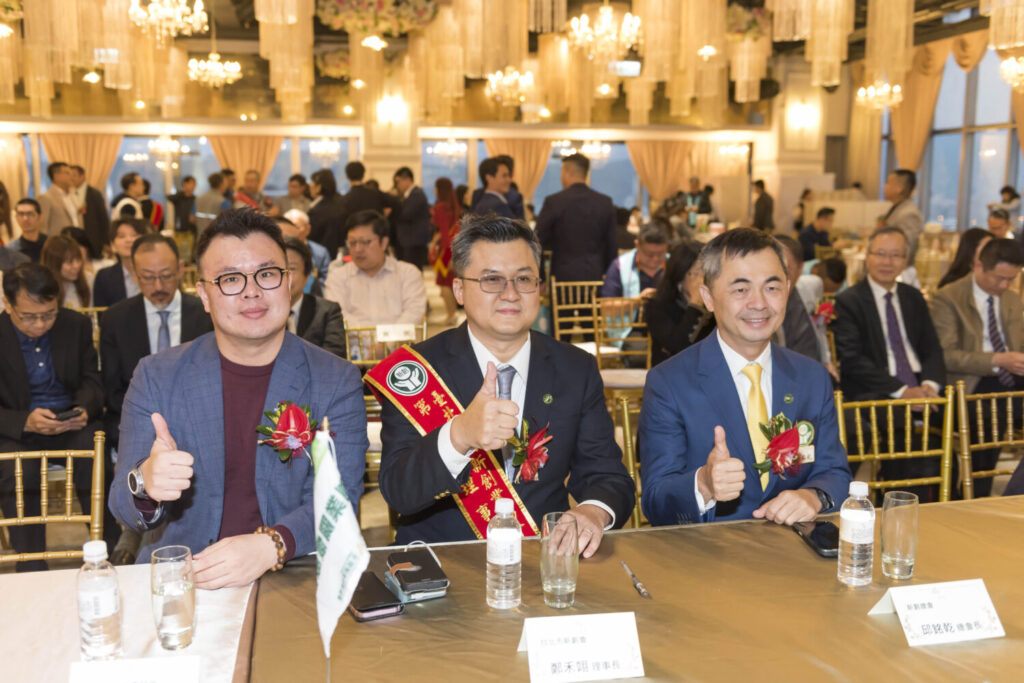 臺北市產業局局長陳俊安（左）、新任理事長鄭禾翊（中）與全國創新創業總會第27屆總會長邱銘乾（右）於典禮中合影。(圖／臺北市創新創業協會 提供)