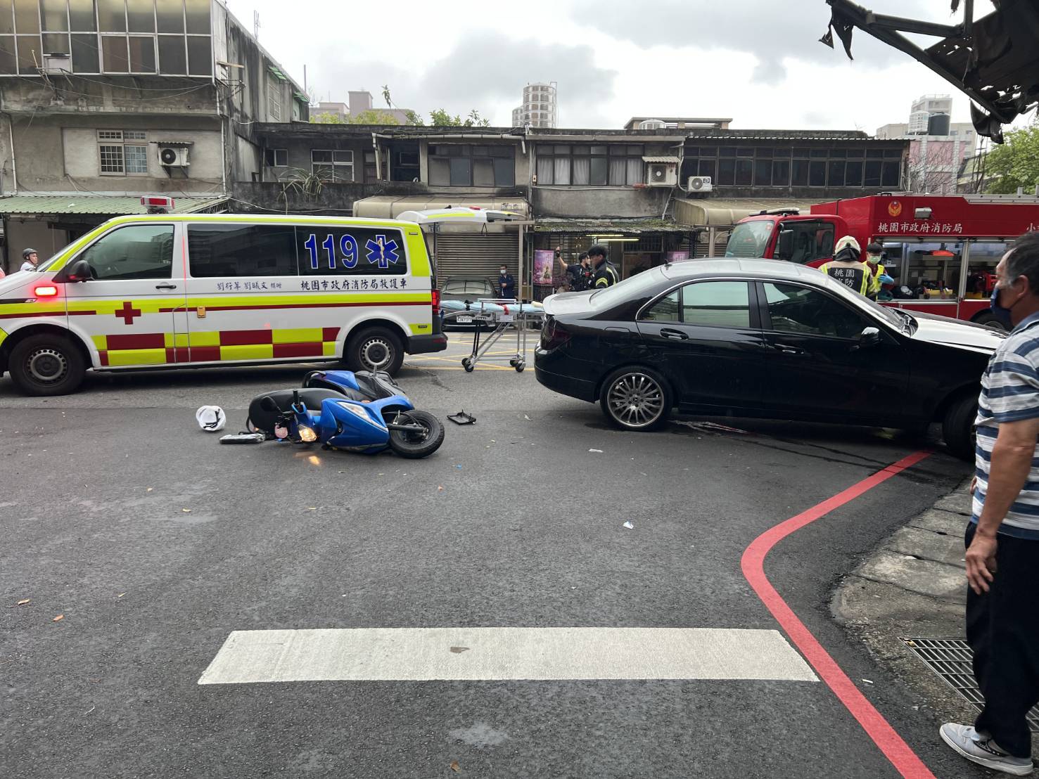 春日路車禍22歲騎士不治 家屬徵行車紀錄器釐清事故 桃園區春日路與桃一街口發生死亡車禍,22歲戴姓機車騎士遭一黑色賓士車撞擊後,被壓在車底長達20分鐘,送醫急救仍傷重不治。(記者翻攝)