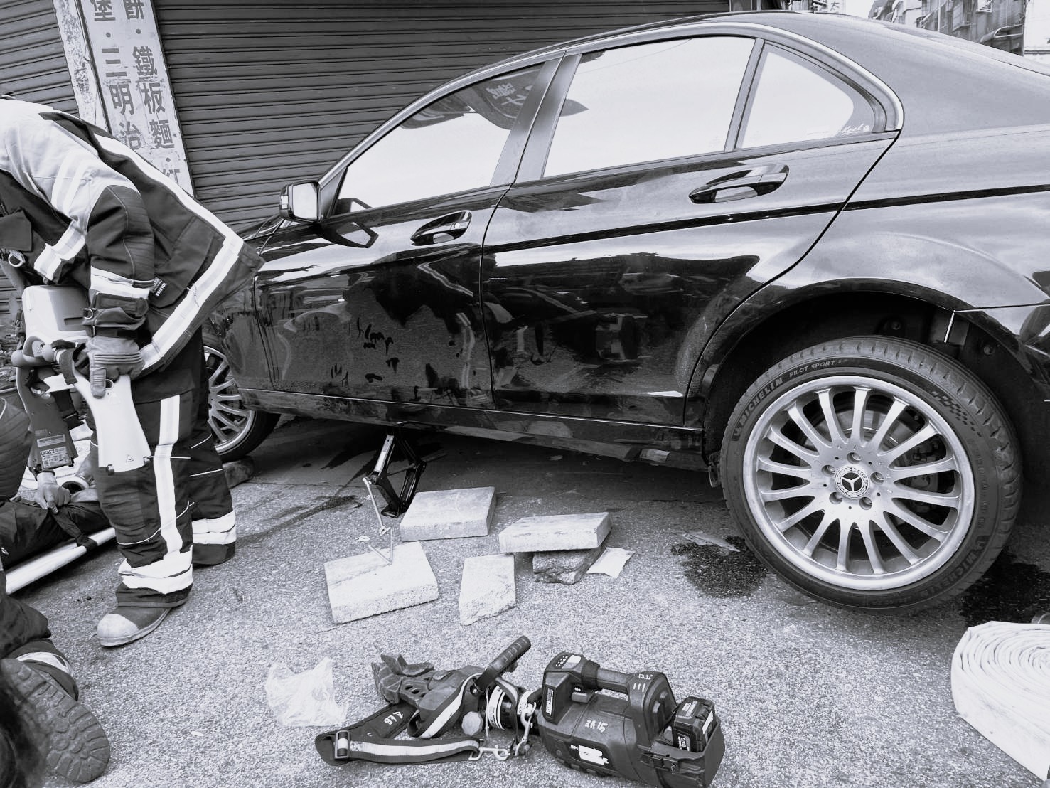 春日路車禍22歲騎士不治 家屬徵行車紀錄器釐清事故 死者家屬在社群平台發文指出,肇事車輛行車紀錄器影像未於事故當下扣查,紀錄亦有缺漏,讓他們無法理解事故關鍵,死者母親也因此「懇求所有經過的好心人提供影像」。(記者翻攝)