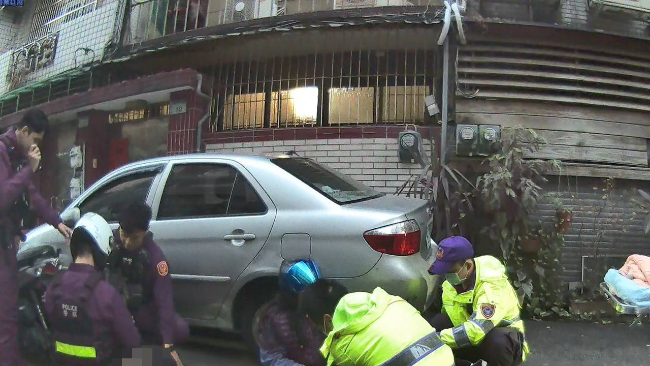 通緝犯鴛鴦毒駕竄逃被逮　女友貧血遇劇烈顛簸嚇到軟腳