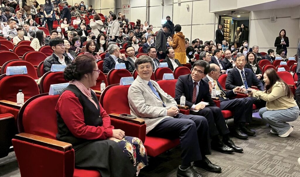 產、官、學專家，從會計準則、資產負債管理到永續報導與內部控制，全面檢視壽險業在匯率波動下如何兼顧財務報表允當表達與長期穩健經營。(翻攝畫面)