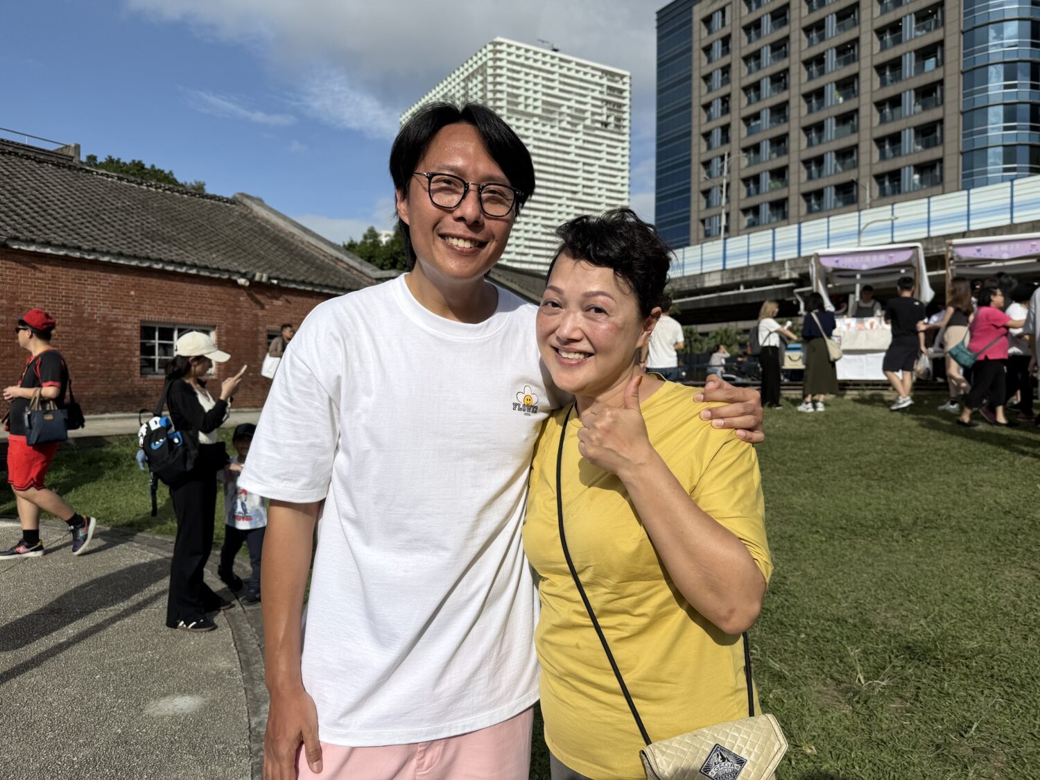 英文金曲、懷舊旋律響「港節」 Beyond前團員劉志遠、金曲歌王謝宇威、金鐘得主柯大堡王牌演出震撼登場! 「港仔台爸」張啟樂的媽媽特地來台支持「好友港節」。(圖/好友港節 提供)