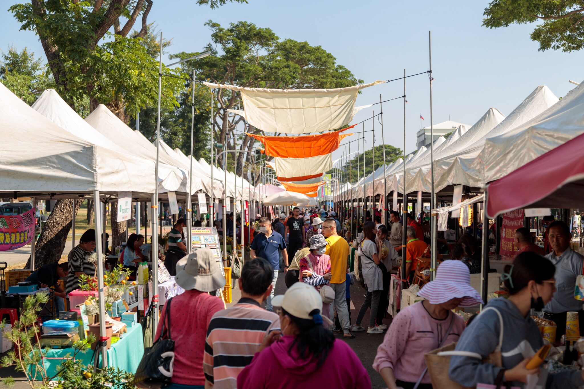 全國南區環境教育成果展　翁章梁拍賣再生家具萬元得標