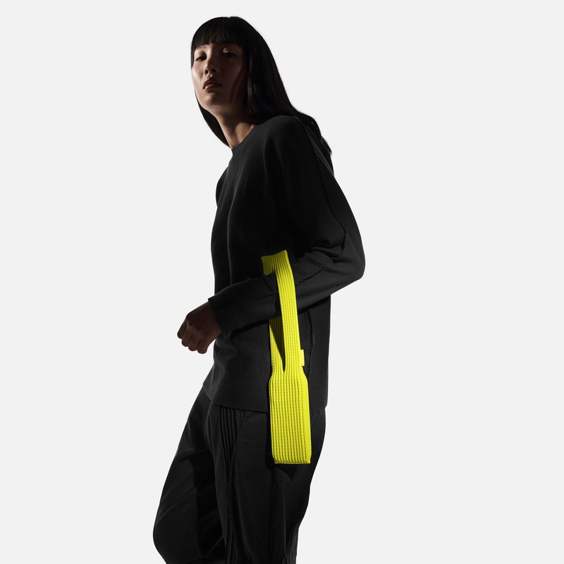 三宅加持iPhone Pocket 蘋果推「手機襪」進攻時尚圈 三宅加持iPhone Pocket 蘋果推「手機襪」進攻時尚圈