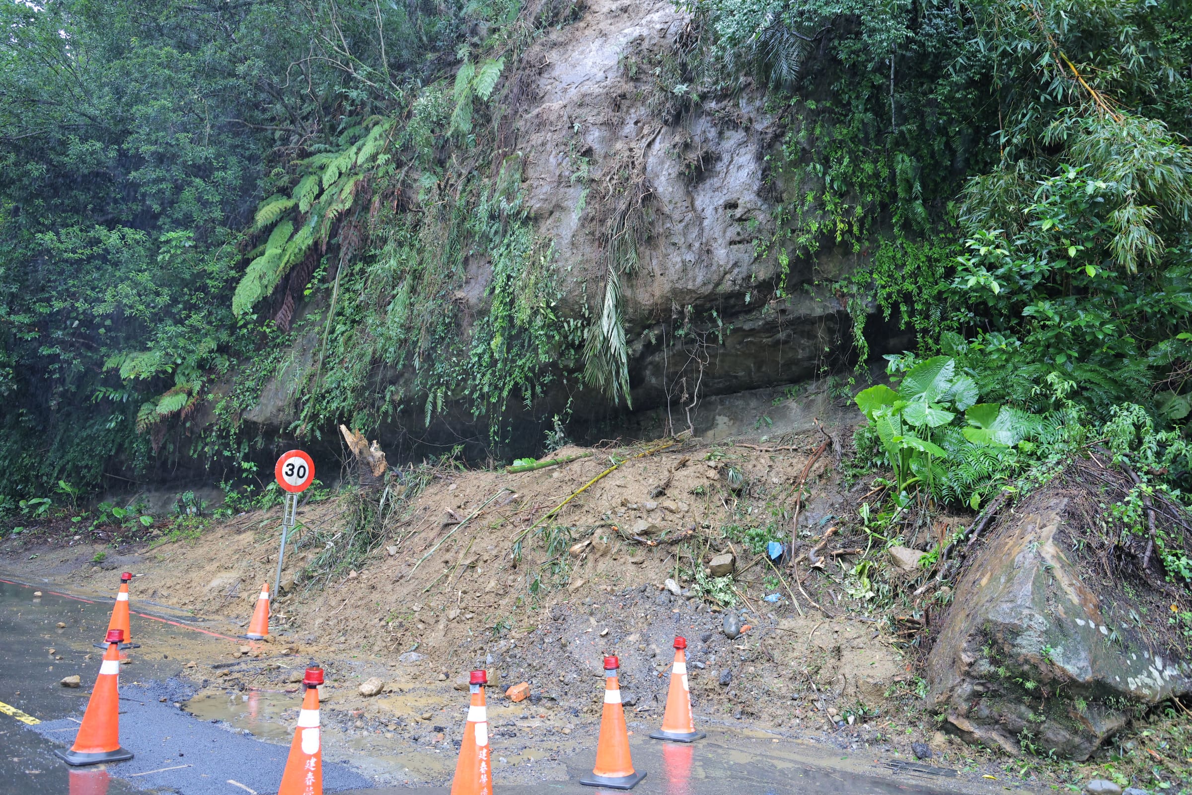 謝國樑率隊前往暖暖興隆街會勘　督導邊坡崩塌應變與防颱整備
