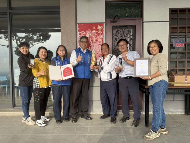 古坑鄉華南社區花燈〈耀眼國際—臺灣咖啡飄香〉獲美國謬思設計獎-金獎，縣府城鄉處長林長造親貼紅榜祝賀。