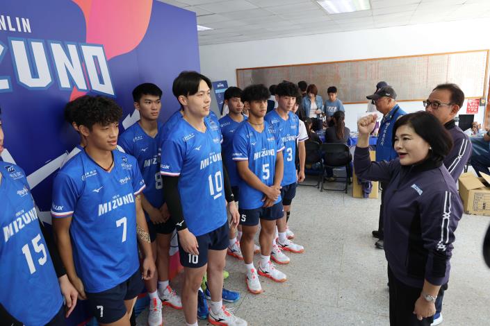 縣長張麗善至縣立體育館為雲林美津濃球員加油