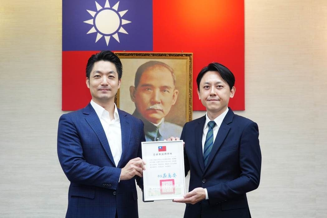 信義商圈楓香有故事　認養人細心呵護打造最美麗風景