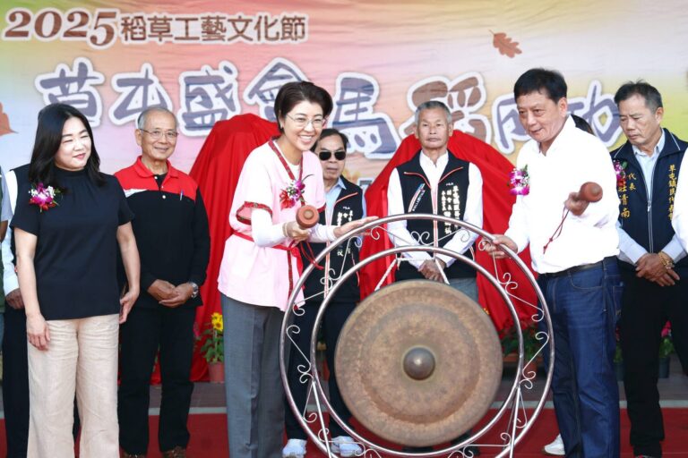 「馬稻成功」草屯稻草工藝文化節熱鬧開幕　巨無霸「扁擔王」挑戰金氏世界紀錄