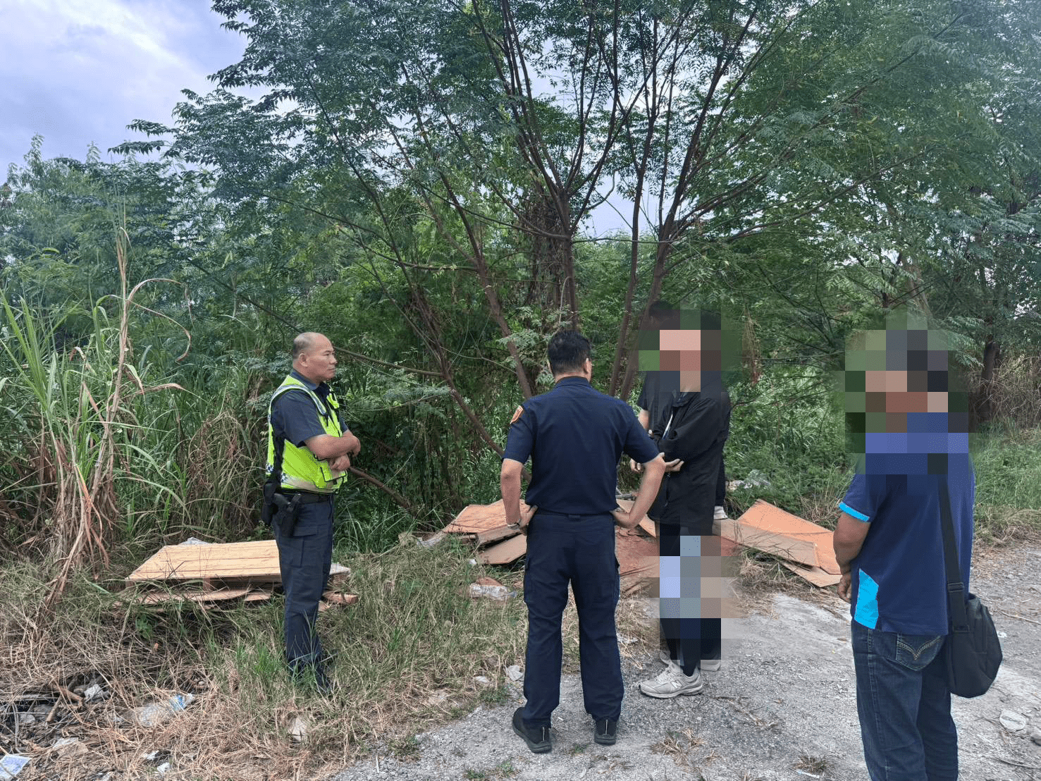 棧板亂丟貓羅溪河岸！彰化警循線揪出自小貨車　業者坦承:因貪一時之便